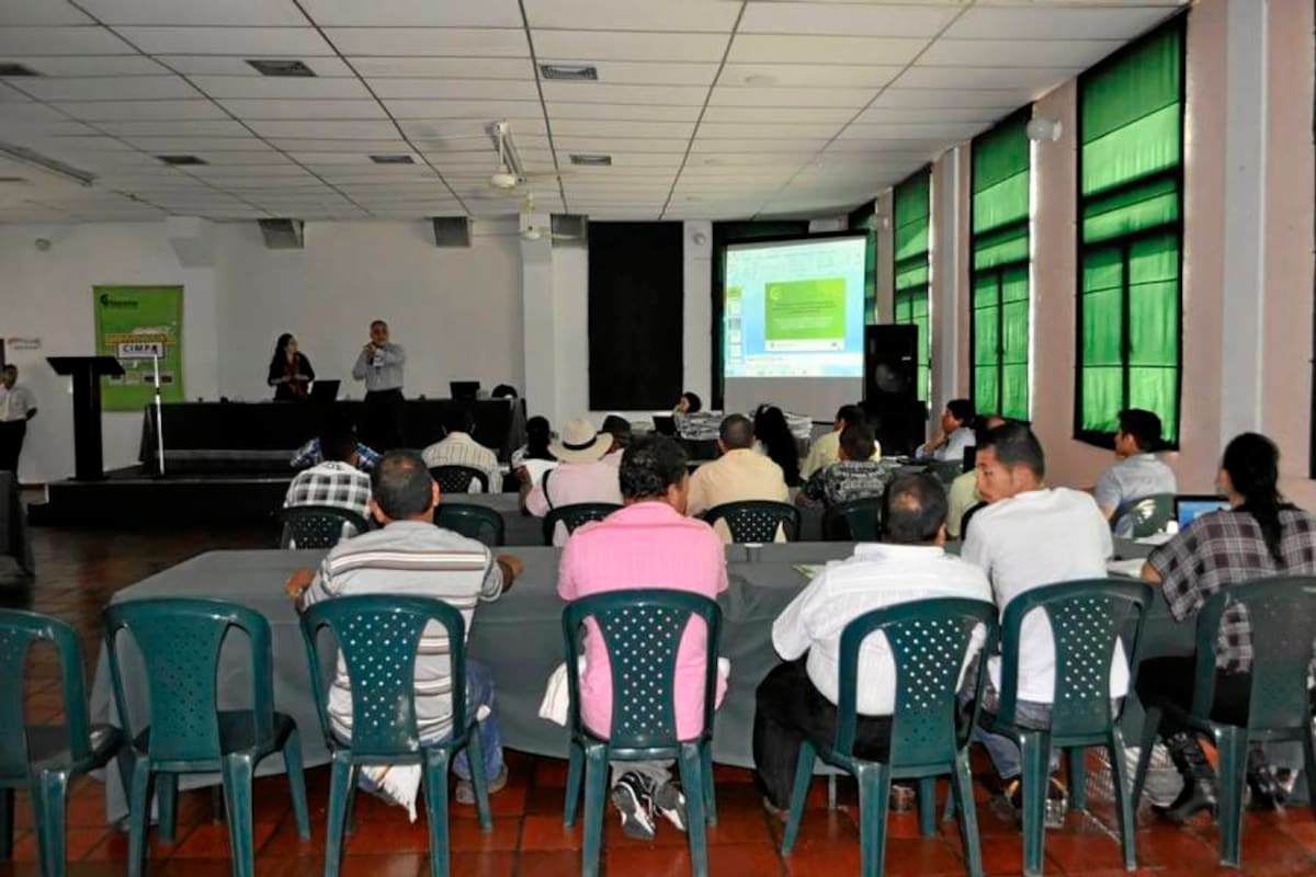 Nutrida asistencia la que se registró en el taller de entrega de resultados de transferencia, realizado en Cooprofesores, evento organizado por Corpoica sede Barbosa. (Foto: Luis Fernando Martínez Vargas /VANGUARDIA LIBERAL)