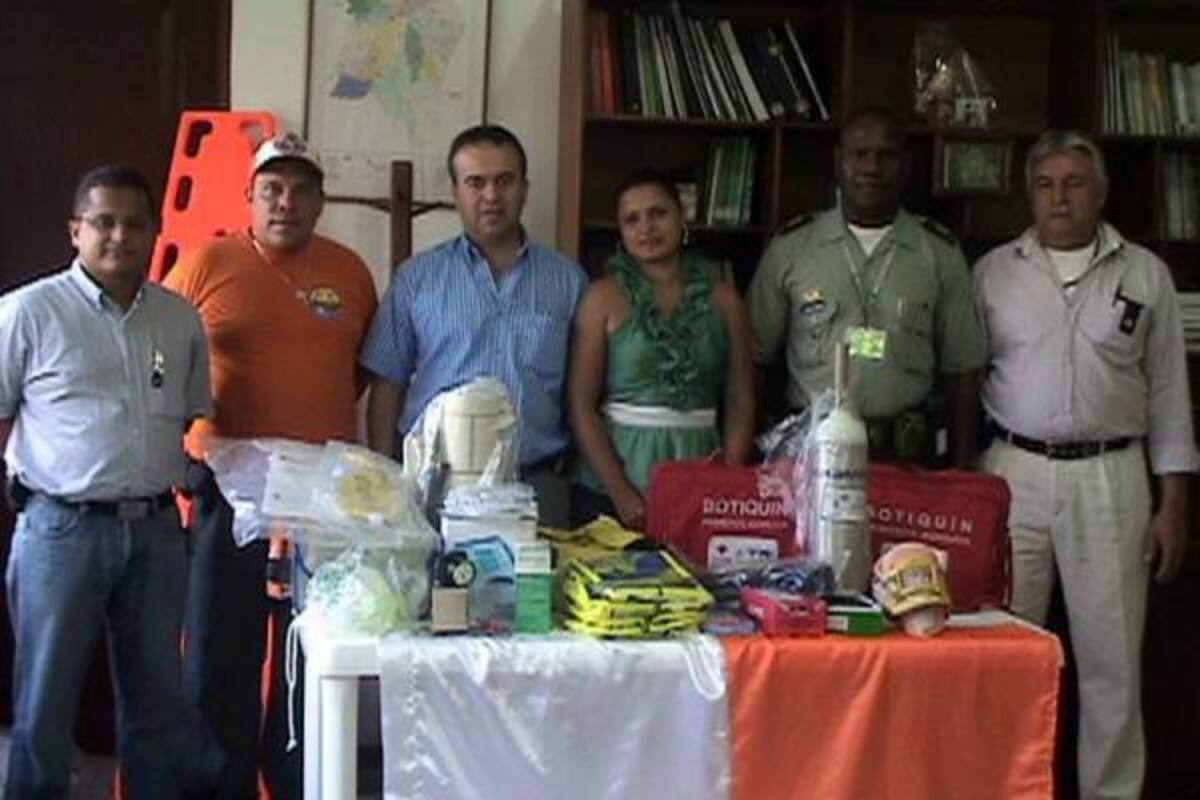 Acto de entrega de los equipos para el clopad del municipio de Puente Nacional, por parte de la empresa TGI. En la Imagen directivas de TGI, el presidente de la Defensa Civil de esa localidad, el alcalde Alexander Ariza, la personera y el Comandante de policía.(Foto: Suministrada /VANGUARDIA LIBERAL)