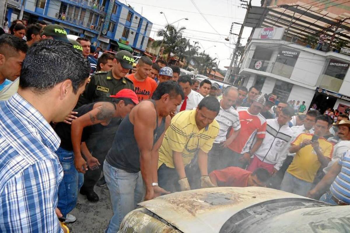 Vehículo estuvo a punto de incendiarse en Barbosa. (Foto: Suministrada/VANGUARDIA LIBERAL)