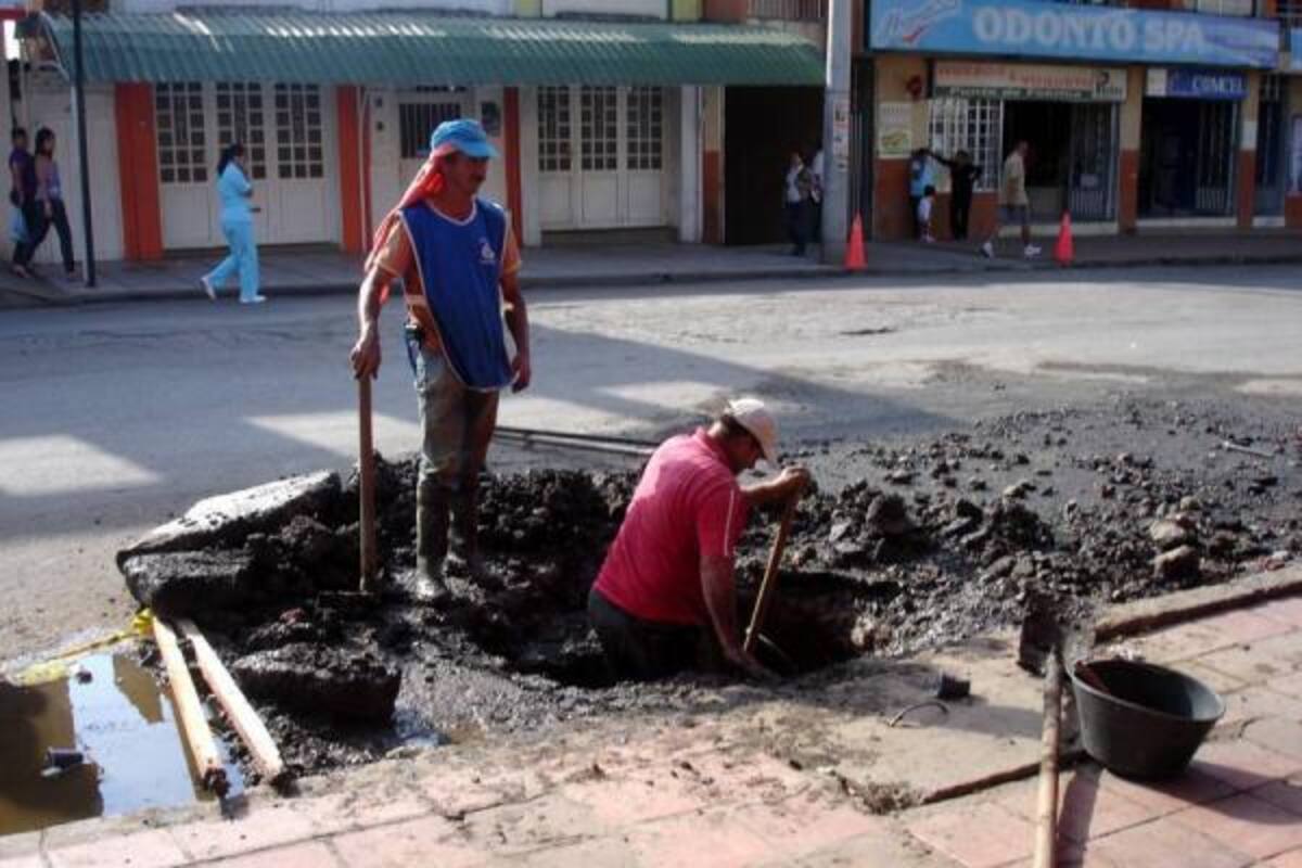 El jueves 27 de enero, funcionarios de Esbarbosa atendieron los daños en la tubería de la carrera 9 entre calles 11 y 12.(Foto: Nancy Acuña R /VANGUARDIA LIBERAL)