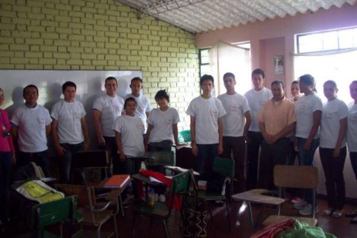 Algunos de los estudiantes del Ceres en Vélez quienes se vienen formando profesionalmente en diversos programas técnicos y profesionales.(Foto: Suministrada /VANGUARDIA LIBERAL)