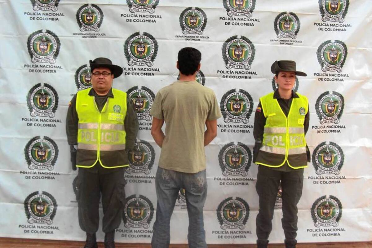 Este hombre fue aprehendido por la Policía Nacional, en Barbosa, en medio de las operaciones de requisa que frecuentemente realizan los uniformados. (Foto: Suministrada/VANGUARDIA LIBERAL)