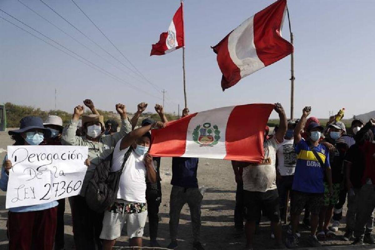 Se reanudan enfrentamientos entre campesinos y policías por bloqueos en Perú