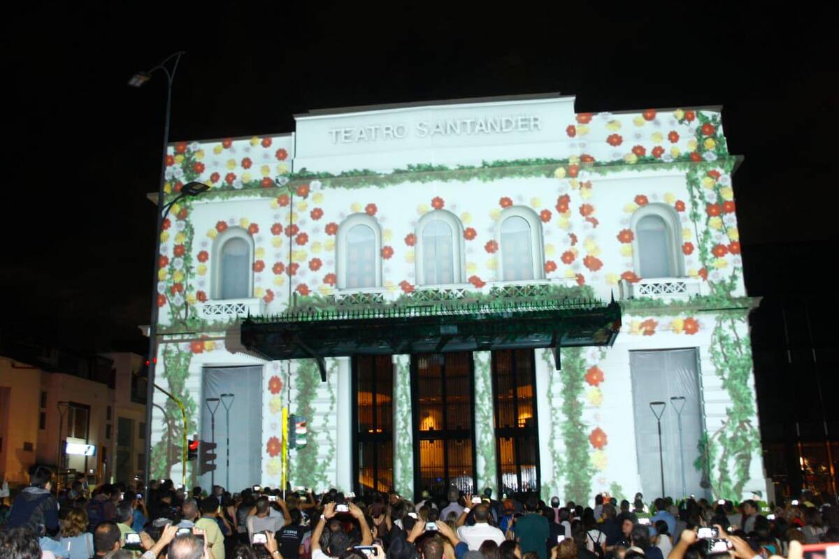 El ‘mapping’, esa técnica audiovisual que utiliza el patrimonio como pantalla de proyección gigantesca en 3D, tuvo anoche su particular función sobre la fachada del Teatro Santander. Los asistentes al evento gozaron de una proyección dinámica de grandes dimensiones.