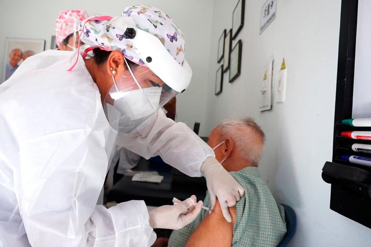 Girón, Bucaramanga, Floridablanca y Piedecuesta están atendiendo, en jornadas extendidas de hasta 12 horas continúas, sin cita previa, para agilizar la inmunización de la población priorizada. (Foto: Suministrada / VANGUARDIA)
