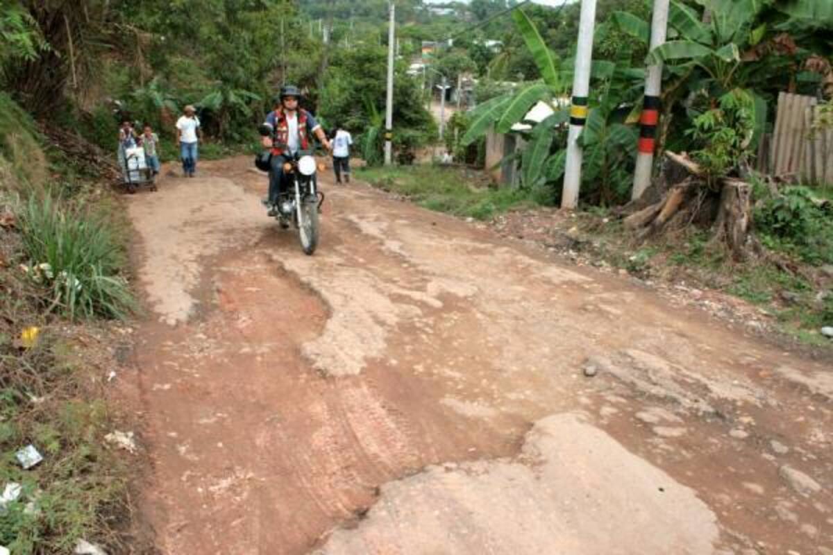Esta vía principal de acceso al barrio Minas del Paraíso, que se encuentra en mal estado desde hace varios años, sería una de las beneficiadas por las próximas obras viales del programa de Autopavimentación.(Foto: Archivo/VANGUARDIA LIBERAL)