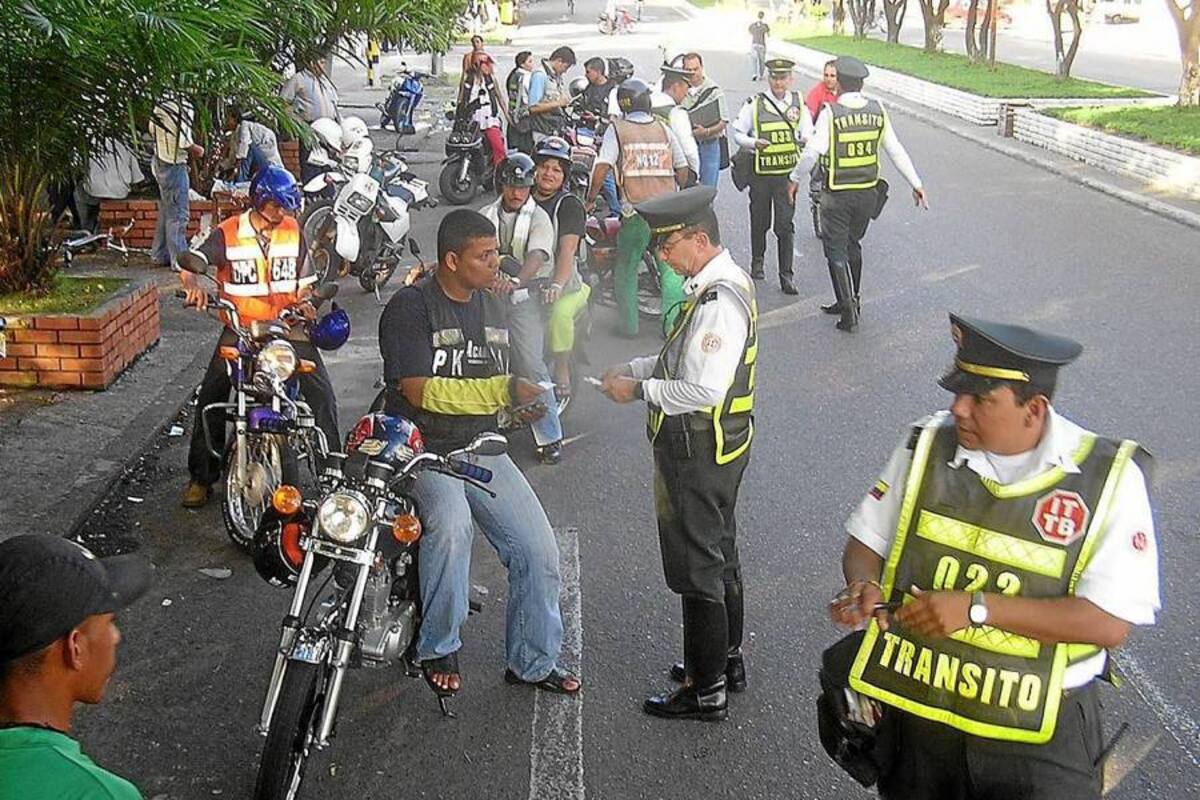 Durante esta semana la Policía estuvo haciendo comparendos educativos, pero se espera que en esta semana inicie a regir las sanciones disciplinarias para los motociclistas infractores. (Foto: Édgar Pernett/VANGUARDIA LIBERAL)