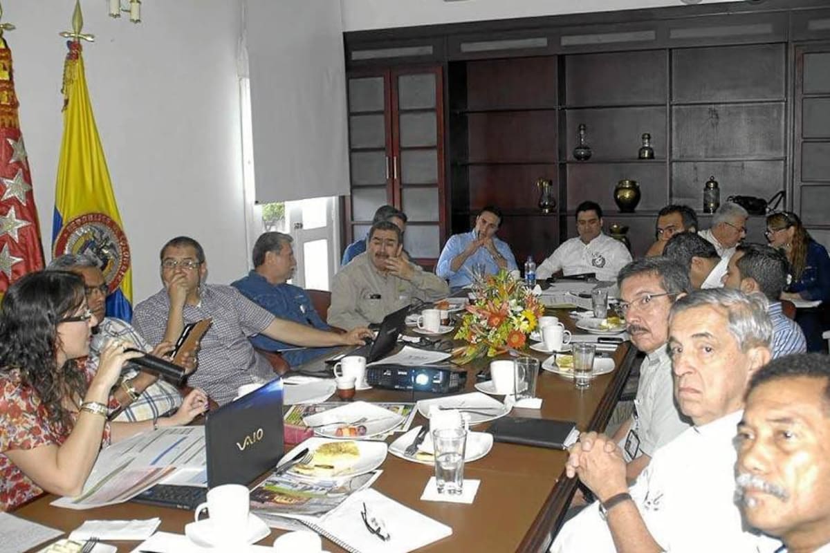 La Gobernación de Santander, la Alcaldía de Barrancabermeja, la Diócesis de Barrancabermeja y Ecopetrol, entre otros firmaron el acuerdo de reestructuración del Gran Acuerdo Social, en la sala de juntas del Palacio Municipal porteño. (Foto: Edgar Pernett/VANGUARDIA LIBERAL)