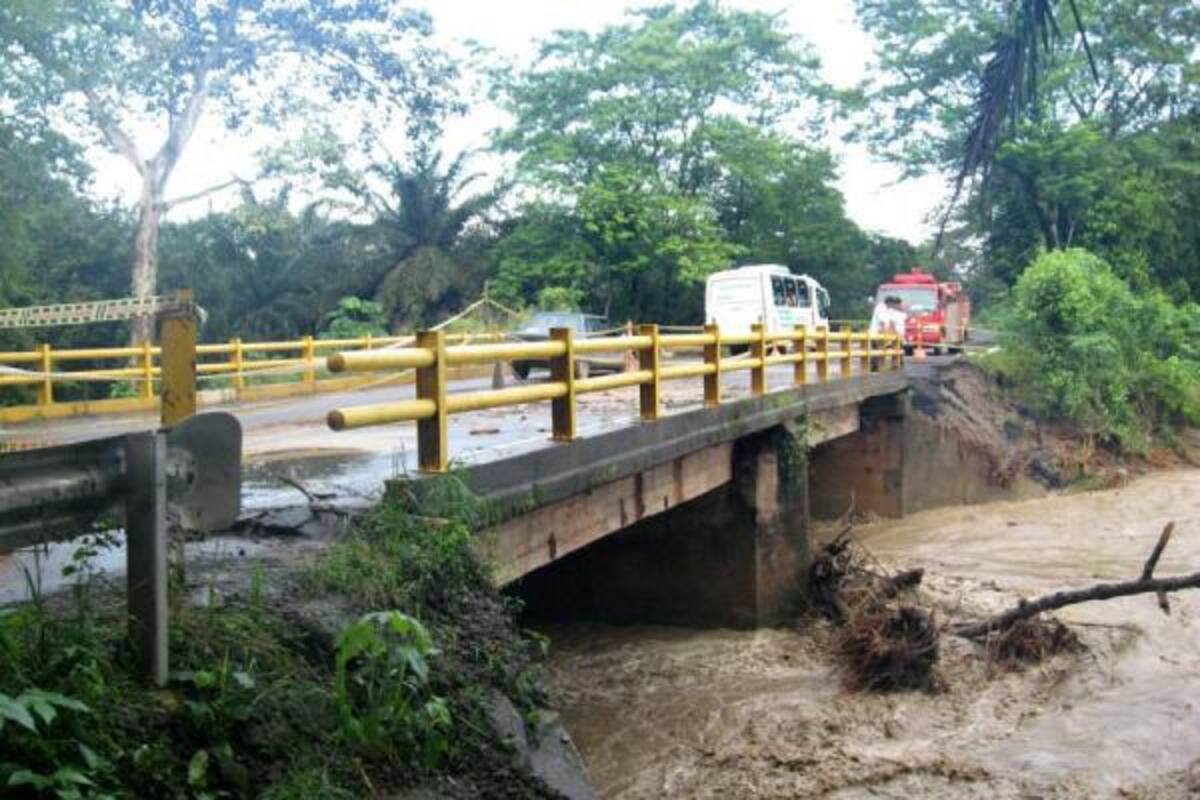 Las autoridades ya permiten el paso de todo tipo de vehículos sobre el puente La Paz. La semana pasada se había restringido la circulación de tractocamiones cuando el río Sogamoso alcanzó los niveles máximos de desbordamiento.(Foto: Archivo/VANGUARDIA LIBERAL )