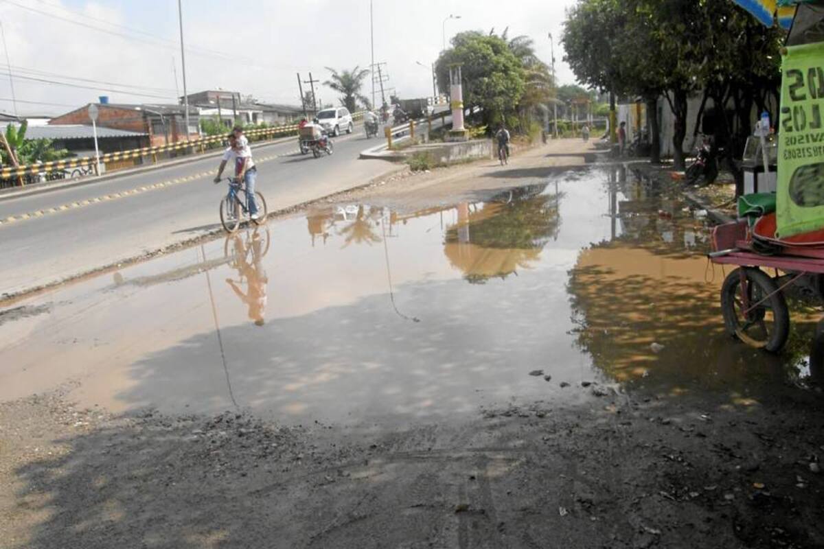 Hace tres meses les dijeron a los pobladores del barrio Palmira que la vía sería reparada. Sin embargo a la fecha la calle sigue siendo un pozo de agua. (Foto: Karen Johana Mantilla Mantilla/VANGUARDIA LIBERAL )