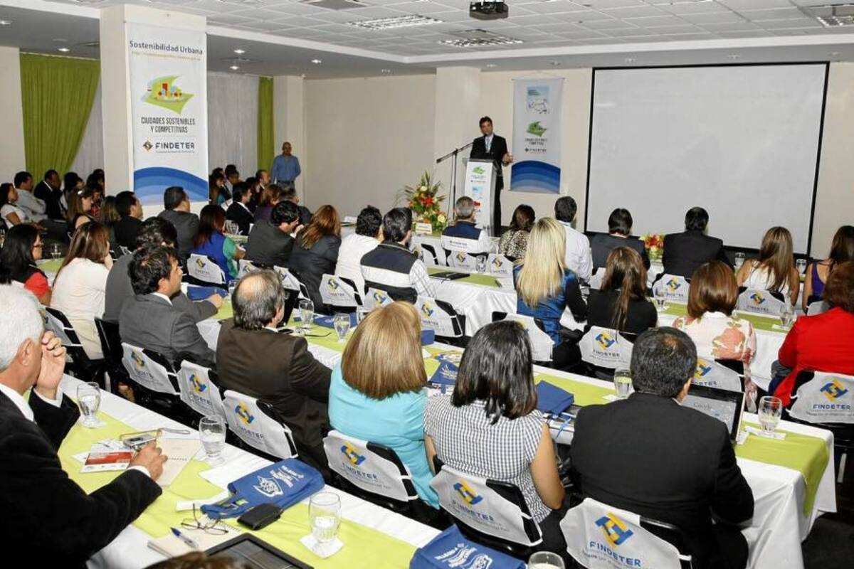 Ayer se firmó el convenio entre la Alcaldía de Bucaramanga, Findeter y el Banco Interamericano de Desarrollo, que formaliza el ingreso de la capital santandereana como una de las ‘Ciudades Sostenibles del BID’. (Foto: César Flórez / VANGUARDIA LIBERAL)