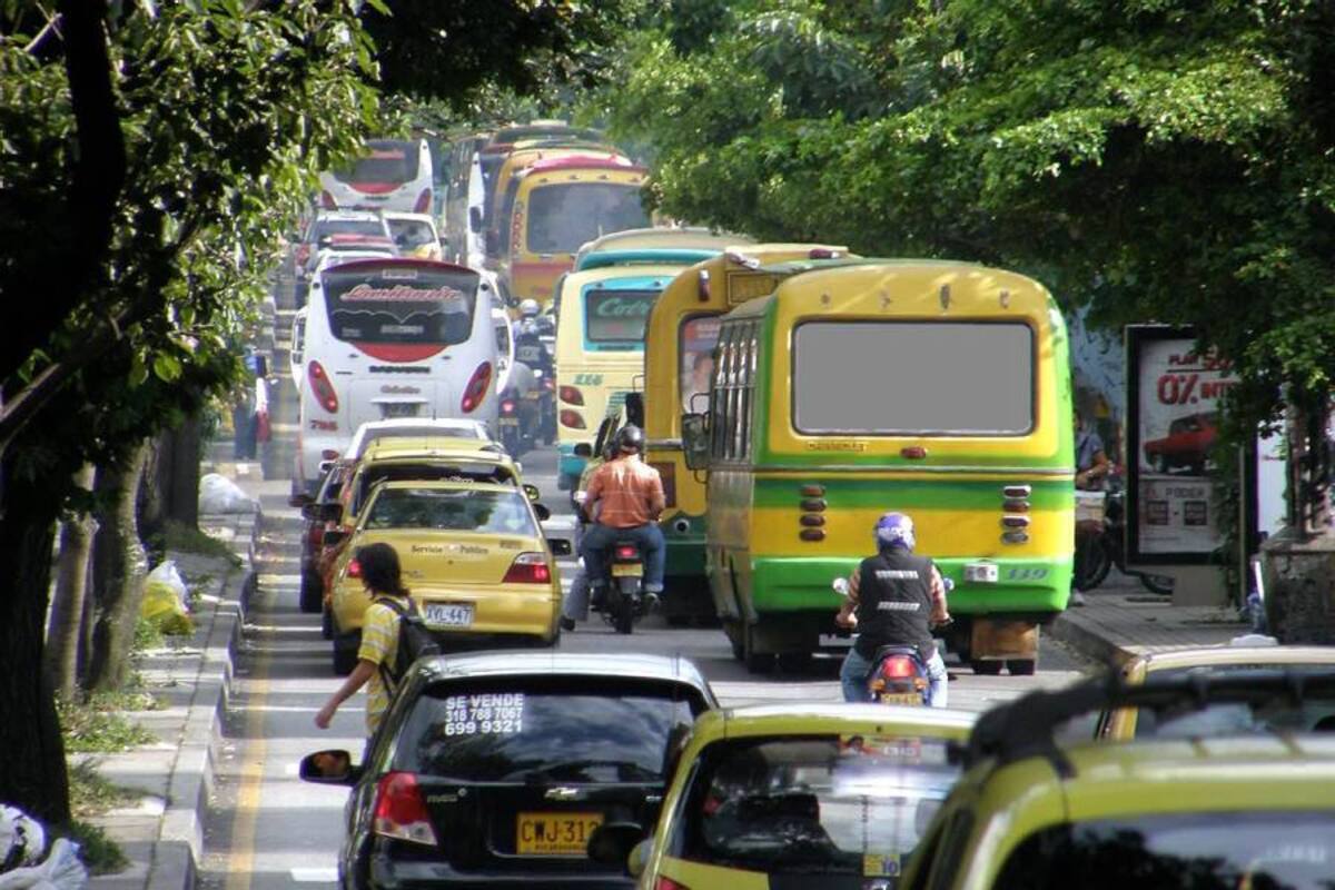 Además de la denuncia de la SSI sobre la viabilidad de llevar a Metrolínea por la carrera 33, algunos lectores han llamado a esta redacción para plantear esta misma inquietud. Dicen que no entienden cómo “si a duras penas caben dos buses normales, cómo será con dos buses padrones”. (Foto: Jaime del Río / VANGUARDIA LIBERAL)