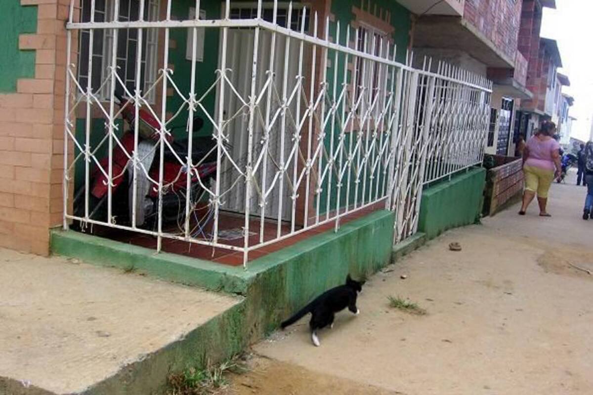 En esta esquina fue mordida la menor de 8 años del barrio Primero de Mayo, por un perro. Pese a que los vecinos indicaron que la mordedura fue leve, la niña fue atendida en el Hospital Regional Manuela Beltrán y al cierre de esta edición era evaluada por el personal médico. (Foto: Nancy Gómez/VANGUARDIA LIBERAL)
