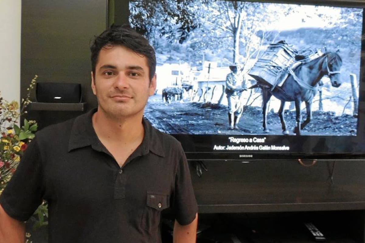 Jáderson Andrés Galán Monsalve, junto a su fotografía ‘Regreso a Casa’ ganadora del Concurso Guiar de Fotografía, seleccionada por los jurados César Mauricio Olaya y Felipe Caicedo, reconocidos fotógrafos nacionales. (Foto: Nancy Gómez /VANGUARDIA LIBERAL )