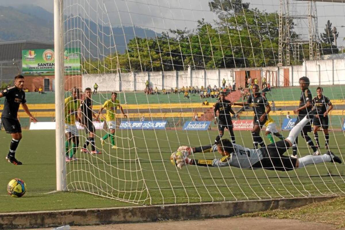 En el minuto 39 del primer tiempo Bucaramanga tuvo una doble jugada de riesgo que fue bien solventada por el portero de Fortaleza, César Giraldo. Todo surgió de un tiro de esquina que fue bien cabeceado por Eimer Arévalo, pero el esférico fue rechazado; el balón fue cazado por Jeysen Núñez y nuevamente el remate fue desviado por el portero. (Foto: Fotos: Jaime Del Río / VANGUARDIA LIBERAL )