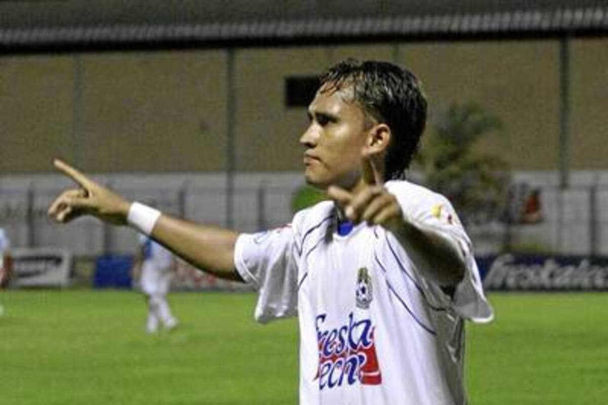 El futbolista Henry Hernández, quien no logró consolidarse en el fútbol profesional colombiano, ahora triunfa en el balompié de Guatemala, donde temporada tras temporada encabeza la lista de goleadores. (Foto: Archivo / VANGUARDIA LIBERAL)