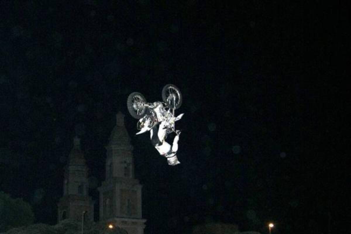 Sebastián 'Tatán' Mejía (foto) y Duver 'El Pollo' Restrepo sellaron una inauguración 100% extrema con dos 'backflip' (giros de 360º que los pilotos hacen sobre su propio eje). (Foto: César Flórez / VANGUARDIA LIBERAL)