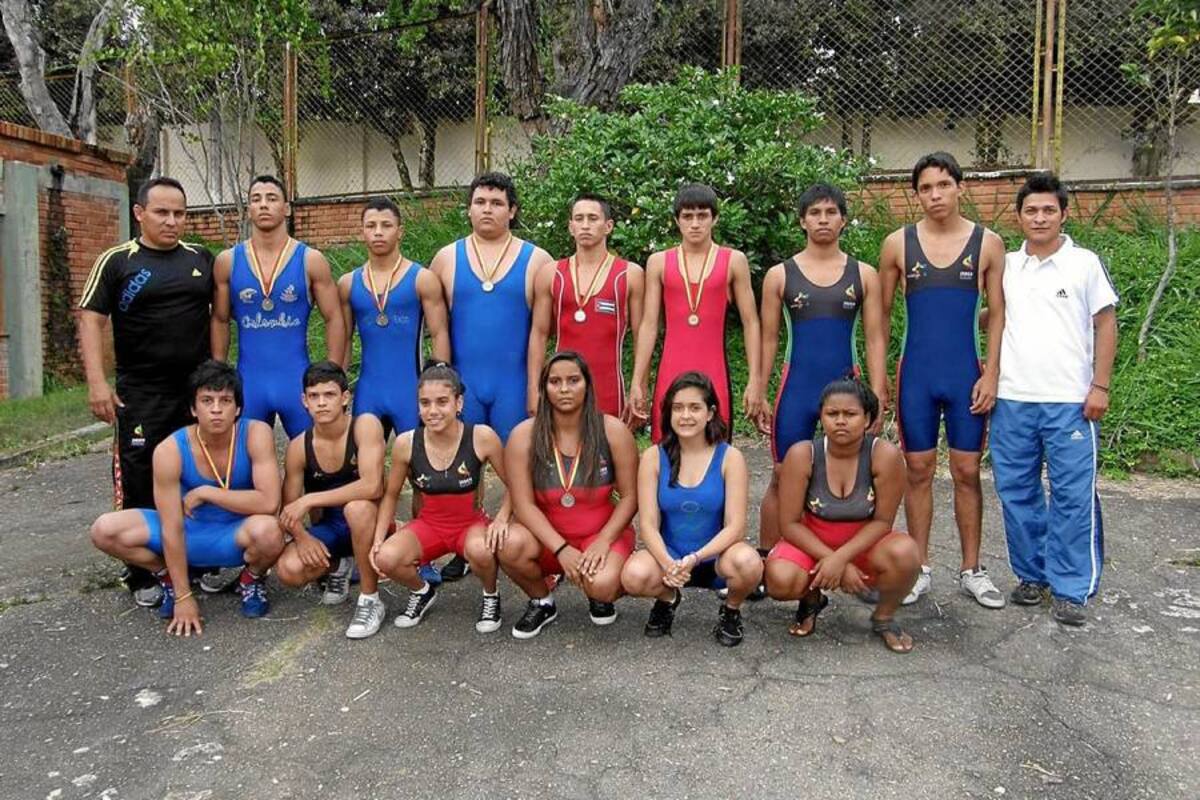 Esta es la delegación santandereana que compitió en el Campeonato Nacional de Lucha Olímpica, categoría júnior, que se disputó el pasado fin de semana en Bogotá. Los deportistas locales alcanzaron cuatro medallas de oro, tres de plata y dos de bronce. (Foto: Javier Gutiérrez / VANGUARDIA LIBERAL )