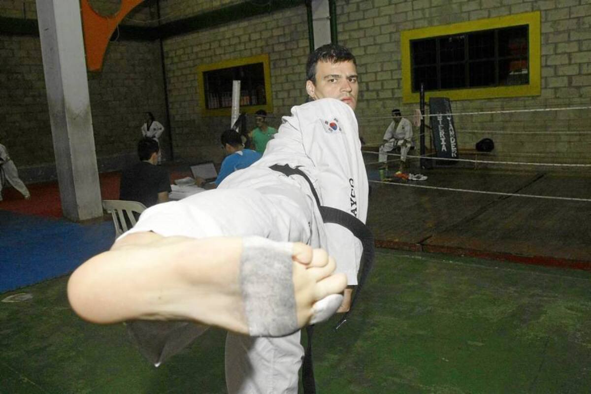 El santandereano Sergio Hoyos consiguió la medalla de bronce en el Campeonato Suramericano de Taekwondo disputado el fin de semana pasado en Buenos Aires, Argentina. (Foto: César Flórez / VANGUARDIA LIBERAL)