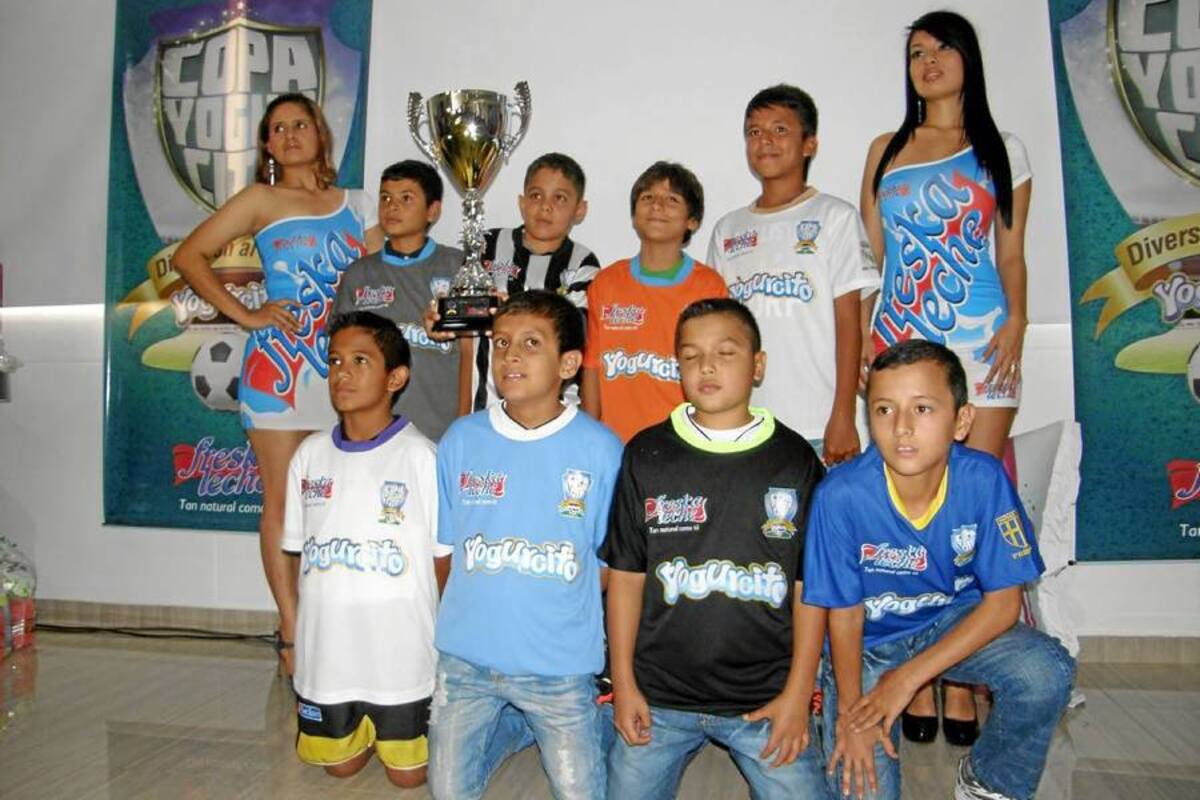 En la tarde de ayer se realizó la ceremonia de presentación y sorteo de la X Copa Freskaleche, en la que se hizo el sorteo y se entregaron uniformes y reglamento del campeonato. En la gráfica, las modelos con unos niños vestidos con las camisetas de competencia. (Foto: Ángel Oswaldo Contreras Sabogal / VANGUARDIA LIBERAL)