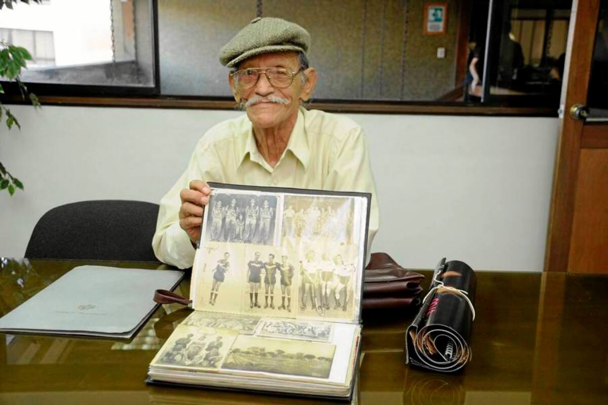Este es Pedro Emilio Gamboa Botia, más conocido como ‘Peligam’, quien fue uno de los pioneros del hockey sobre patines en Santander. En su archivo particular tiene fotografías y recortes de periódico de la época, como constancia del paso de esta disciplina en la década del 50 en el Departamento. (Foto: Hernando Galeano / VANGUARDIA LIBERAL)