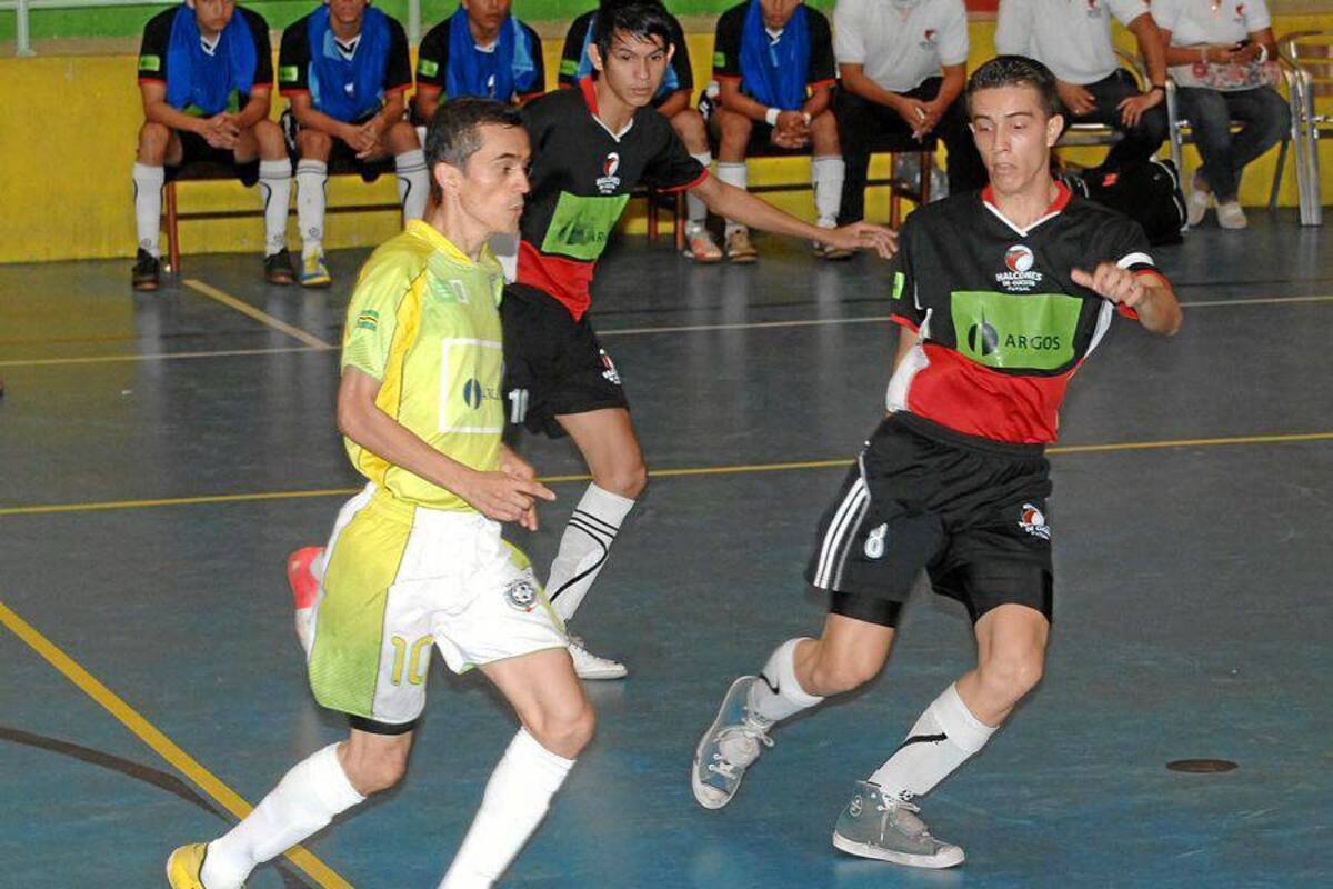 En un partido flojo, con dos protagonistas que mostraron muy poco, Real Bucaramanga perdió como local en el coliseo de la UIS ante Halcones de Cúcuta por 4-6. (Foto: Jaime del Río / VANGUARDIA LIBERAL)