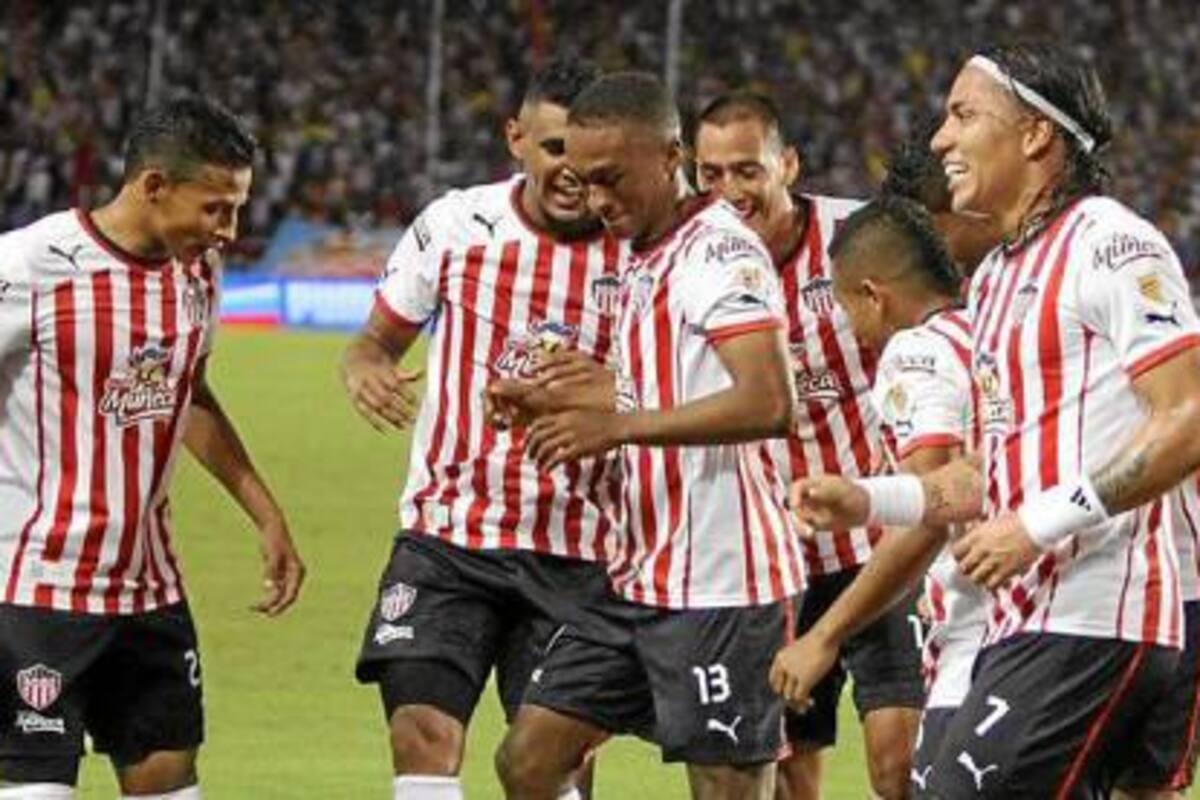 Junior de Barranquilla aseguró su clasificación a los cuadrangulares semifinales de la Liga Postobón II tras superar en el partido más atractivo de la fecha 16 al Atlético Nacional. (Foto: Colprensa / VANGUARDIA LIBERAL)