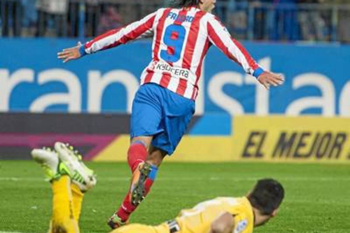 El delantero colombiano Falcao García sigue haciendo historia en Europa, ayer completó 11 partidos anotando y llegó a 10 goles en la liga de España, ubicándose tercero en la tabla de artilleros, a tres de Messi y a uno de Cristiano. En esta acción el balón no quiso entrar. (Foto: AFP / VANGUARDIA LIBERAL)