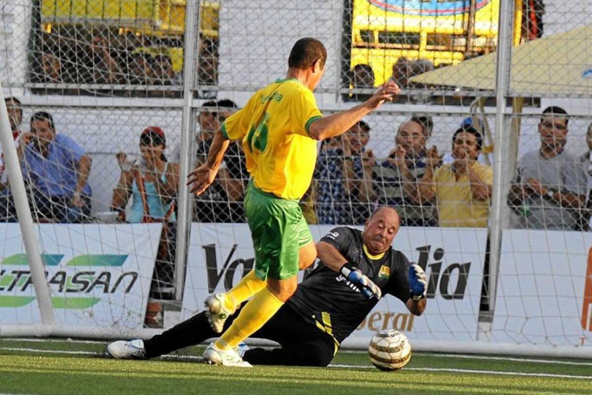 Una vez más como cada fin de año, Orlando Morales, el popular ‘Pocheche’, se lució con la organización del Día del Fútbol Santandereano, en el cual las viejas glorias del fútbol local se vistieron de cortos para deleitar a la afición con su buen juego. (Foto: Javier Gutiérrez / VANGUARDIA LIBERAL)