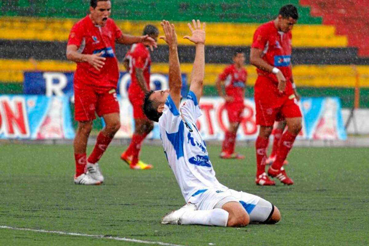 El delantero Ferney Ríos no dudó en agradecerle a Dios por anotar el segundo gol de la victoria de Real Santander, 2-0, sobre Rionegro, en un partido válido por la tercera fecha del Torneo Postobónb II. (Foto: Nelson Díaz / VANGUARDIA LIBERAL)