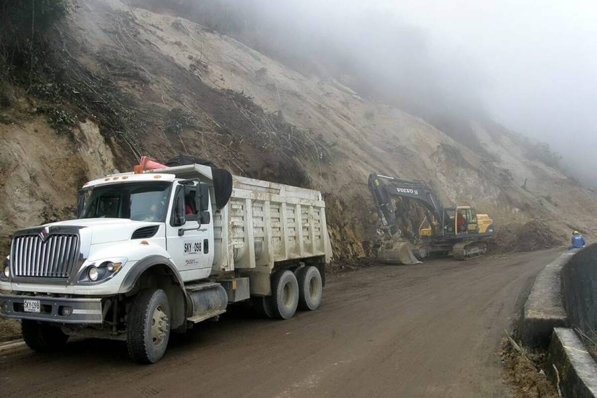 Así se desarrollan las obras sobre el kilómetro 34 de la vía Bucaramanga-Cúcuta donde hay cierre total de la carretera. Igualmente hay paso restringido en otros sectores que han sufrido por el invierno. (Foto: Javier Gutiérrez / VANGUARDIA LIBERAL )