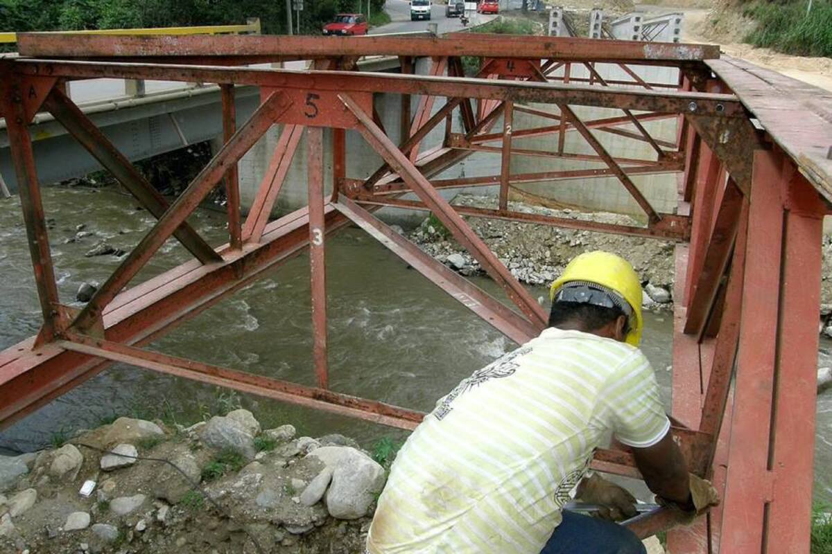Este es el puente que se está instalando sobre el río Suratá, la única obra en la que se está interviniendo entre La Virgen y la Cemento. (Foto: Javier Gutiérrez/VANGURDIA LIBERAL )