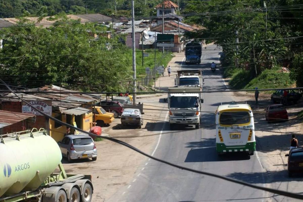 Las obras sobre este sector están paradas por parte del concesionario Autopistas de Santander, ocho meses duraría la construcción de la segunda calzada. (Foto: Jaime del Río/VANGUARDIA LIBERAL )