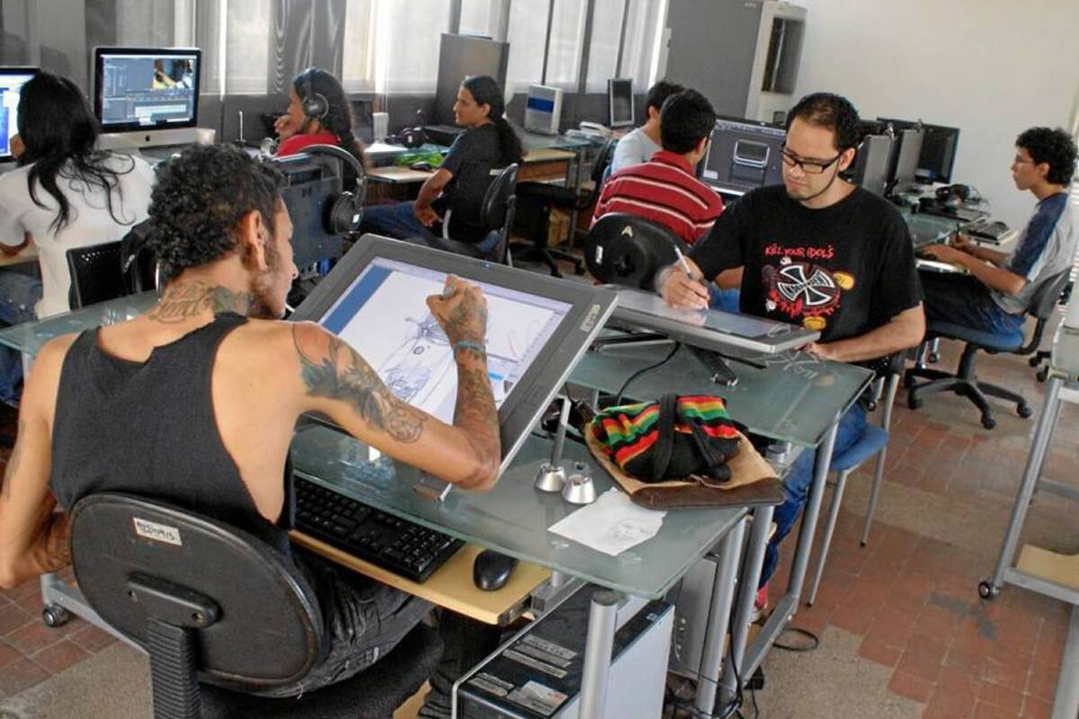 Los jóvenes trabajan los personajes con tablas para ilustración Cintiq, para luego entregarlos a los animadores y de esta forma modelarlos y darles animación 3D. (Foto: Suministrada/VANGUARDIA LIBERAL )