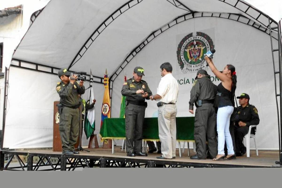 Un ciudadano hizo entrega voluntaria de un arma con salvoconducto al comandante de Policía del Departamento de Santander, coronel Edgar Enrique Nieto Cárdena, en el acto de cierre del Comando situacional que se llevó a cabo en San Gil durante el jueves 26 y viernes 27 de enero. (Foto: Nancy Acuña R./VANGUARDIA LIBERAL)