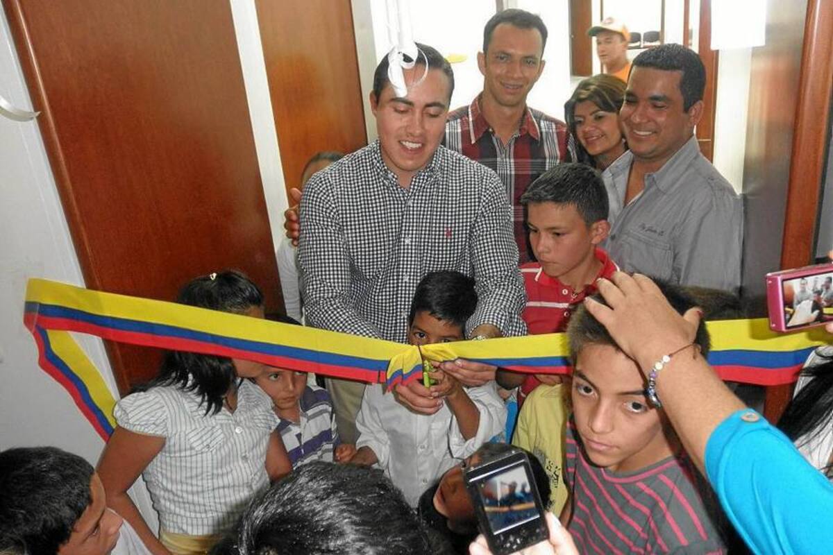 Gobernador de Santander Richard Aguilar Villa, acompañado de algunos menores de la localidad, inauguró la sala de urgencias del hospital del municipio de Ocamonte. Su visita a la localidad inició a las 2.00 p.m. y culminó hacia las 5:00 p.m. (Foto: Suministrada /VANGUARDIA LIBERAL)