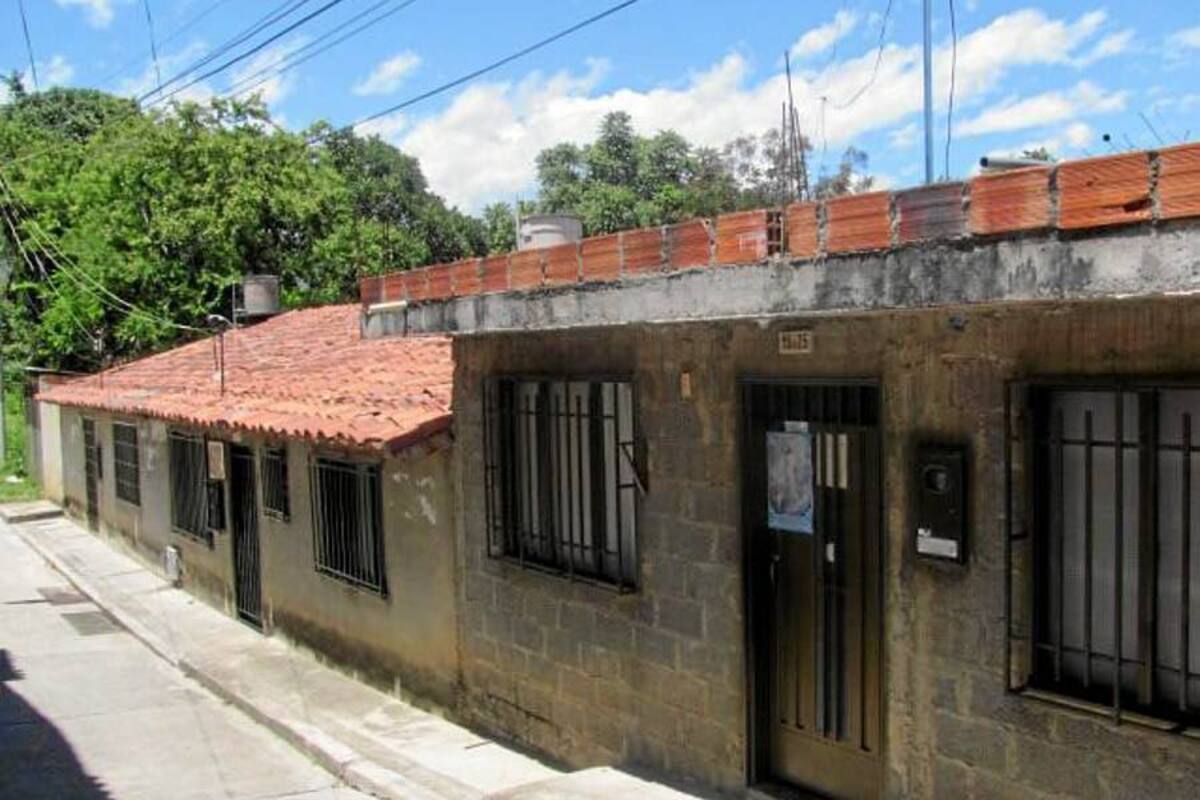 Algunas viviendas del barrio el Bosque registran humedad debido al rebosamiento de cañerías al parece por tubería mal instalada. Sus habitantes piden al gobierno local una pronta solución. (Foto: Suministrada/VANGUARDIA LIBERAL)