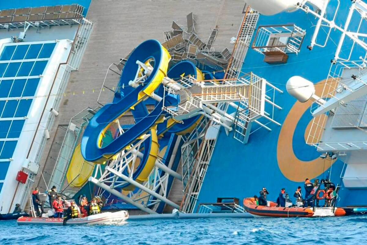 Técnicos y bomberos trabajan en el Costa Concordia, después de que expertos de la compañía holandesa Smit Salvage tuvieron que paralizar su trabajo debido a las malas condiciones meteorológicas en la isla de Giglio. (Foto: EFE / VANGUARDIA LIBERAL)