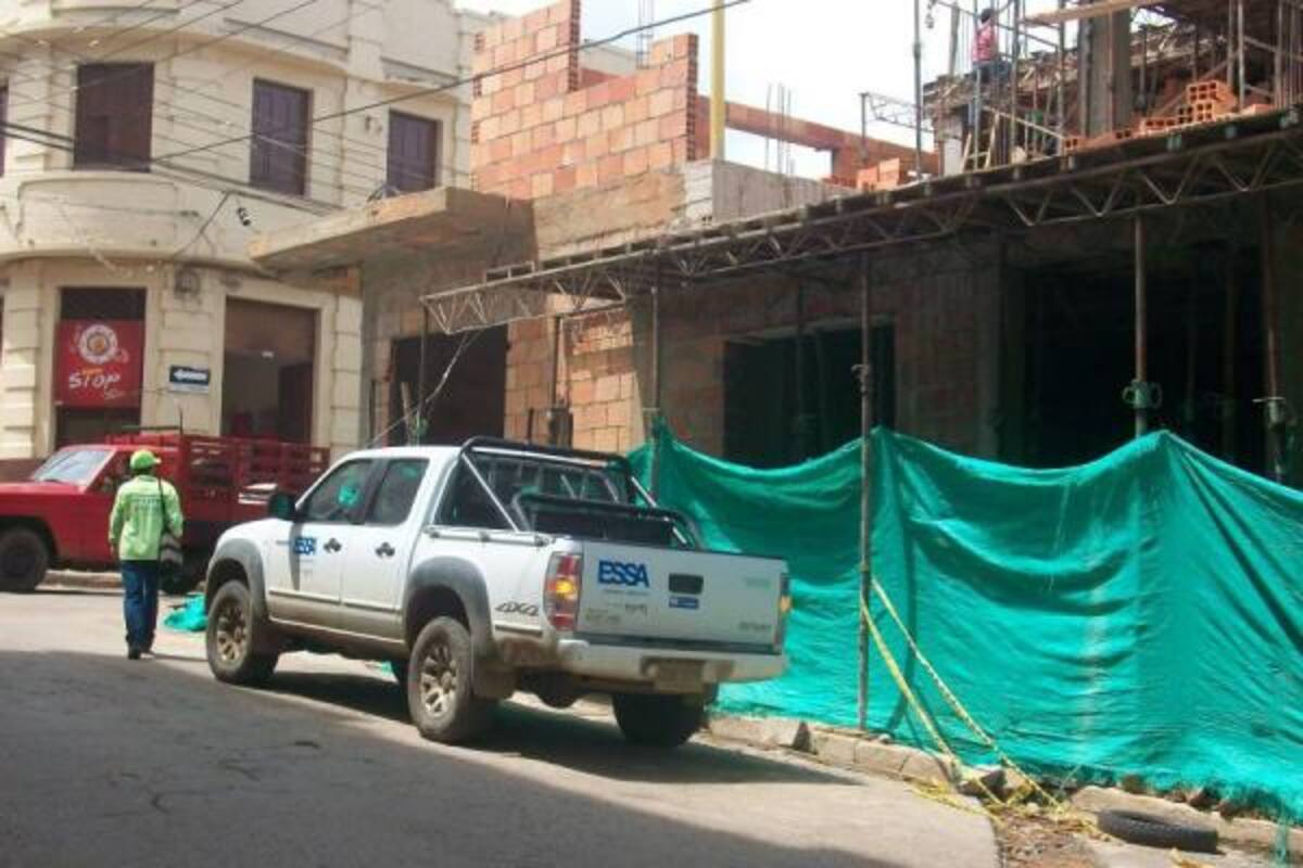 Aspectos de la obra de construcción de un predio privado donde accidentalmente uno de los obreros sufrió una descarga eléctrica en su cuerpo, al hacer contacto una varilla que sostenía en su mano con una cuerda de alta tensión.