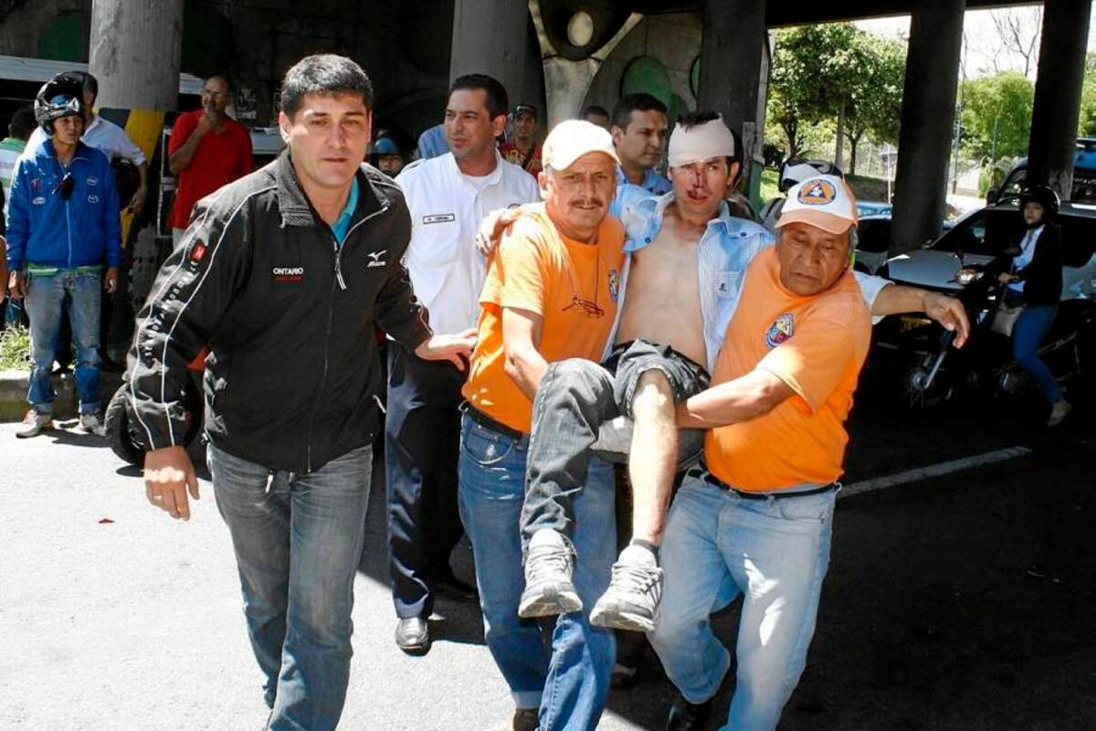 Las imprudencias de motociclistas y conductores de carro siguen causando accidentes en el área metropolitana de Bucaramanga. Uno de ellos se registró en la Autopista, donde un carro paró en plena vía y causó un choque múltiple que dejó tres motorizados heridos. (Foto: Marco Valencia / VANGUARDIA LIBERAL)