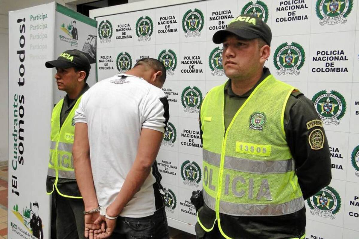 La detención se produjo en un hotel de Bucaramanga. El sujeto está requerido por el delito de concierto para delinquir agravado. (Foto: Suministrada/VANGUARDIA LIBERAL)
