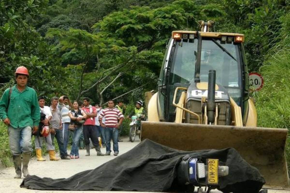 Las causas que llevaron al accidente son materia de investigación. A algunos testigos les llamó la atención que la retroexcavadora se encontrara en el carril opuesto al que tenía que circular. El parrillero, Amado Ariza Cosmo, se encuentra en grave estado de salud.(Foto: Javier Gutiérrez /VANGUARDIA LIBERAL)