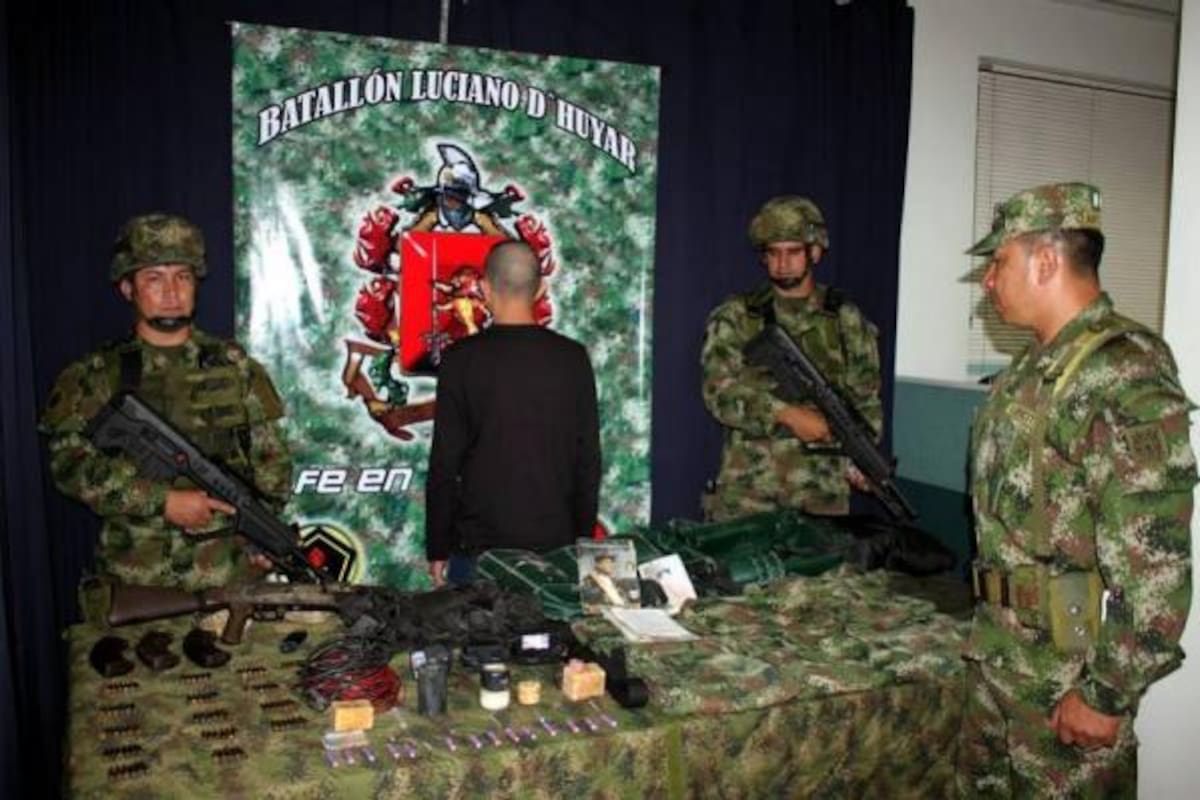 El comandante del Batallón de Infantería 20, Gilbert Eduardo Arteaga, revisa el material incautado. Se presume que parte de este material sería usado en contra de las tropas y la población civil.(Foto: Nelson Díaz / VANGUARDIA LIBERAL)