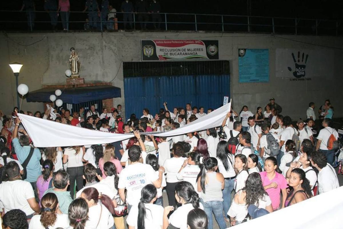 Los seguidores de Laudid Bayona Quintero se agolparon frente a la Cárcel de Mujeres de Chimitá para expresarle su respaldo, tras la investigación que se le sigue por los delitos de tentativa de homicidio agravado y porte ilegal de armas de fuego. (Foto: Mauricio Betancourt/VANGUARDIA LIBERAL)