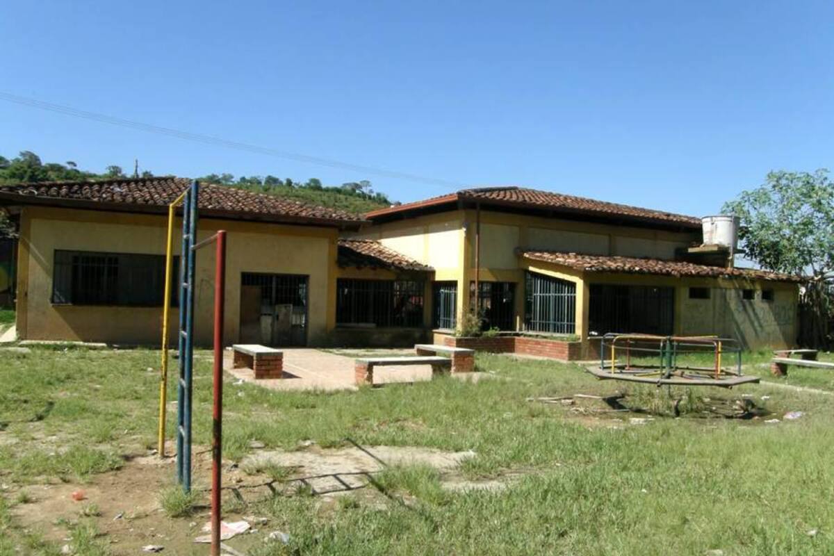 Las adecuaciones de la casona y el polideportivo de Las Villas están en aprietos, debido a que los ocupantes del lugar se niegan a desalojar. (Foto: Sully Catherine Santos H./VANGUARDIA LIBERAL)