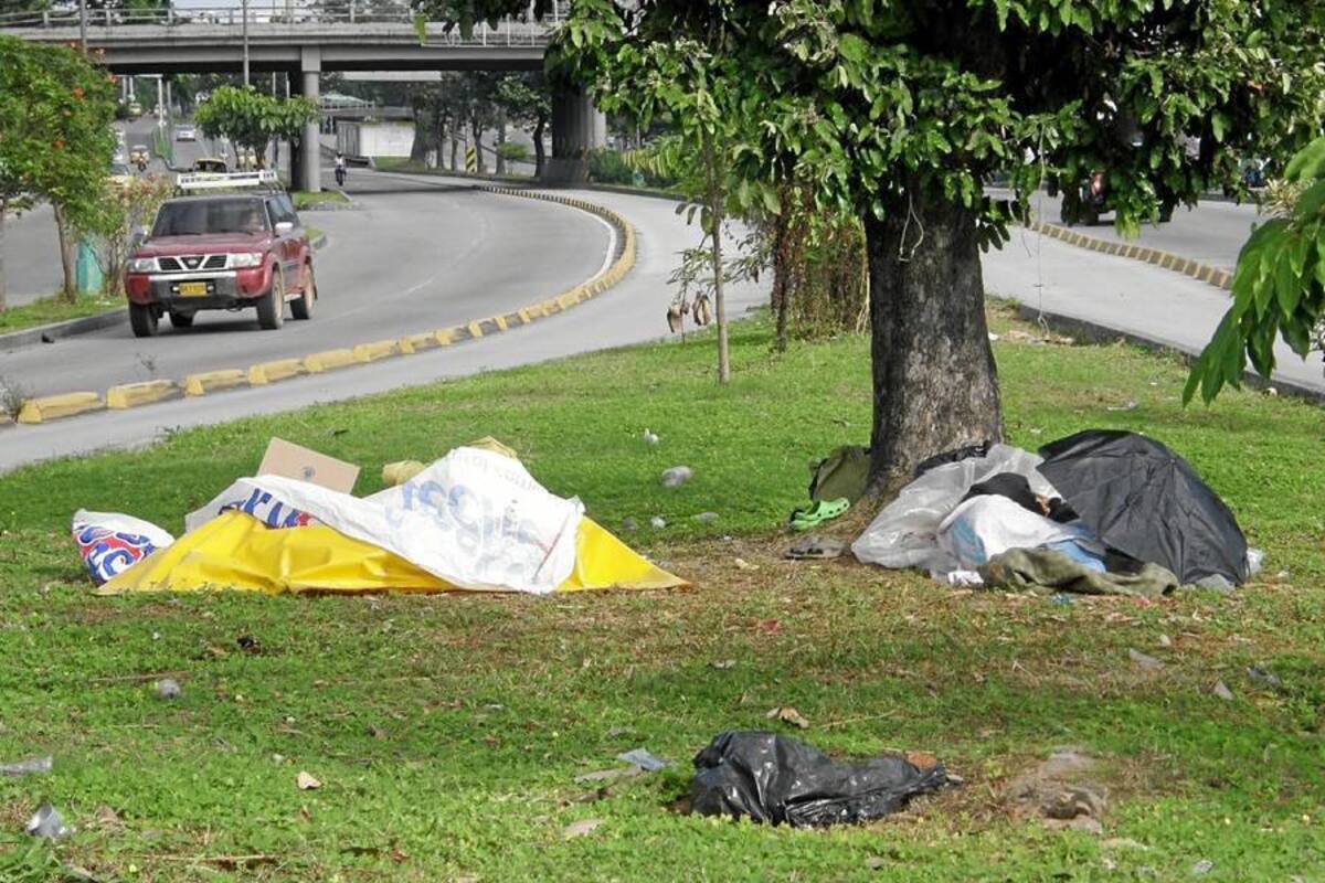 Habitantes de la calle se refugian en zonas públicas de Floridablanca (Foto: Javier GutiérrezVANGUARDIA LIBERAL )