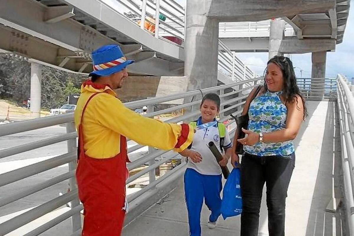 Autopistas de Santander terminó la instalación de uno de los tres puentes peatonales que se ubican en la zona urbana de Girón, vía nacional que conduce al Aeropuerto. (Foto: Archivo/VANGUARDIA LIBERAL)