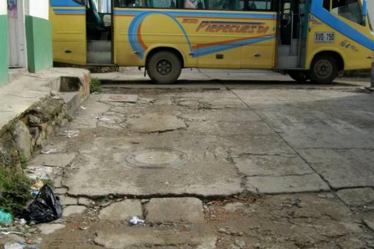 Los barrios comienzan con su plan de acción para mitigar el daño que tiene la malla vial.(Foto: Archivo / VANGUARDIA LIBERAL )