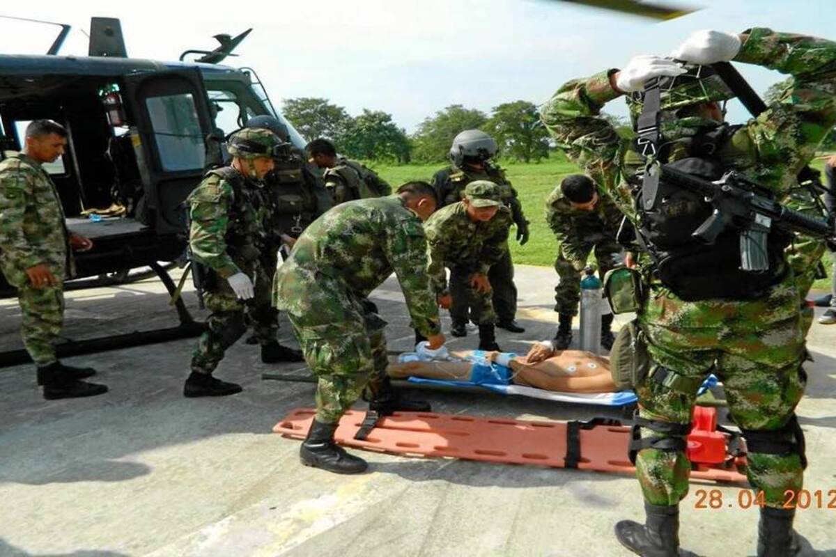 Los militares que resultaron heridos en la emboscada fueron trasladados en helicópteros a la ciudad de Florencia, Caquetá, donde reciben atención médica en la clínica Mediláser. En esta fotografía se observa el traslado de otras personas que también fueron afectadas ayer por un artefacto explosivo instalado por las Farc en Puerto Jordán, Arauca. (Foto: Colprensa/VANGUARDIA LIBERAL)