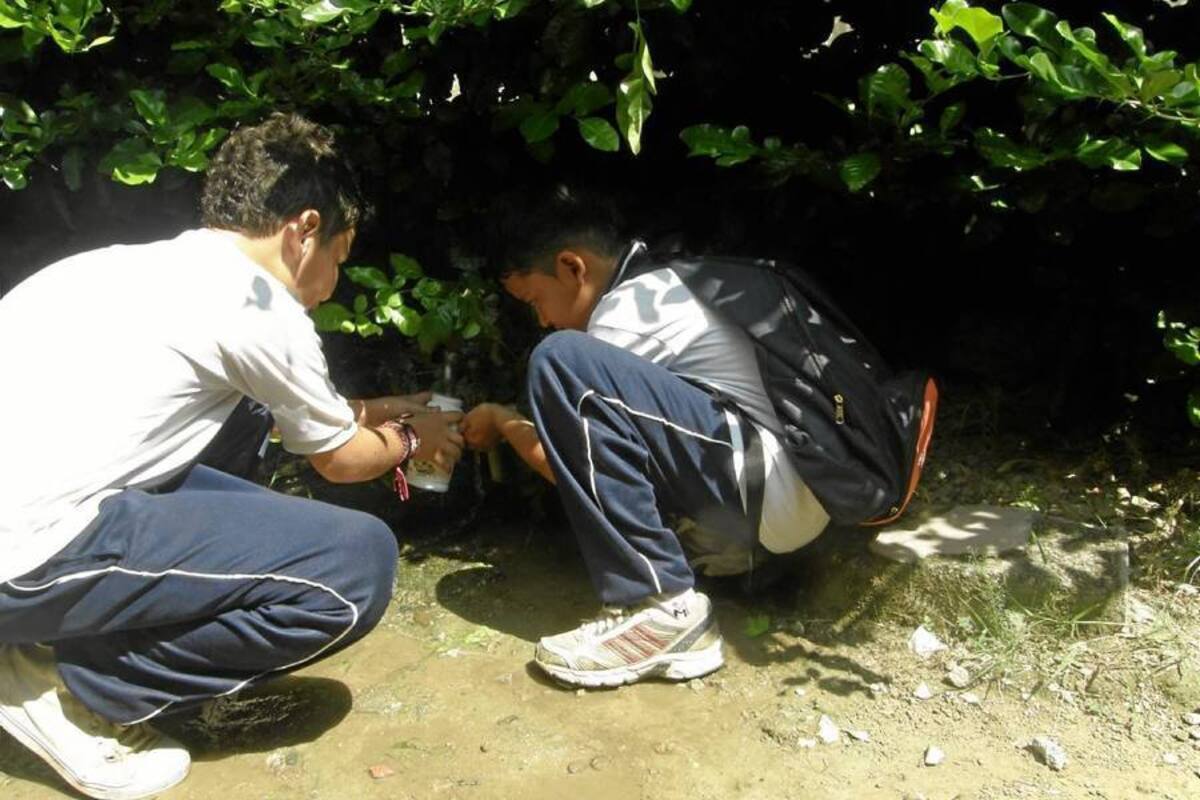 La falta de agua potable genera riesgos en la comunidad estudiantil, actualmente se basan para lavarse las manos de un acueducto veredal a base de mangueras que trae las aguas del río Manco. (Foto: Edgar Omar Bustos A/ VANGUARDIA LIBERAL )